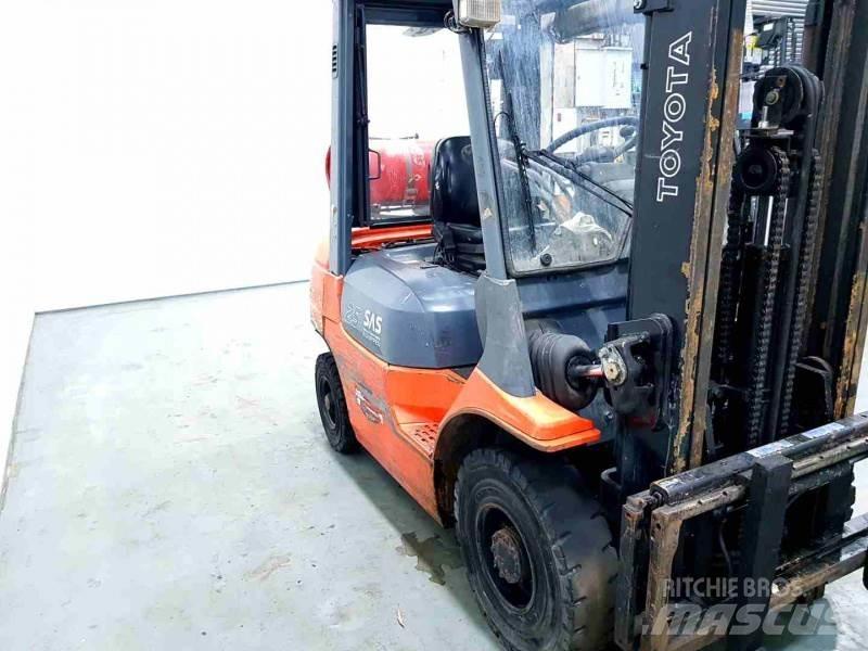 Toyota 42-7FGF25 Wózki LPG