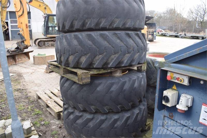 JCB 4 CX Opony, koła i felgi