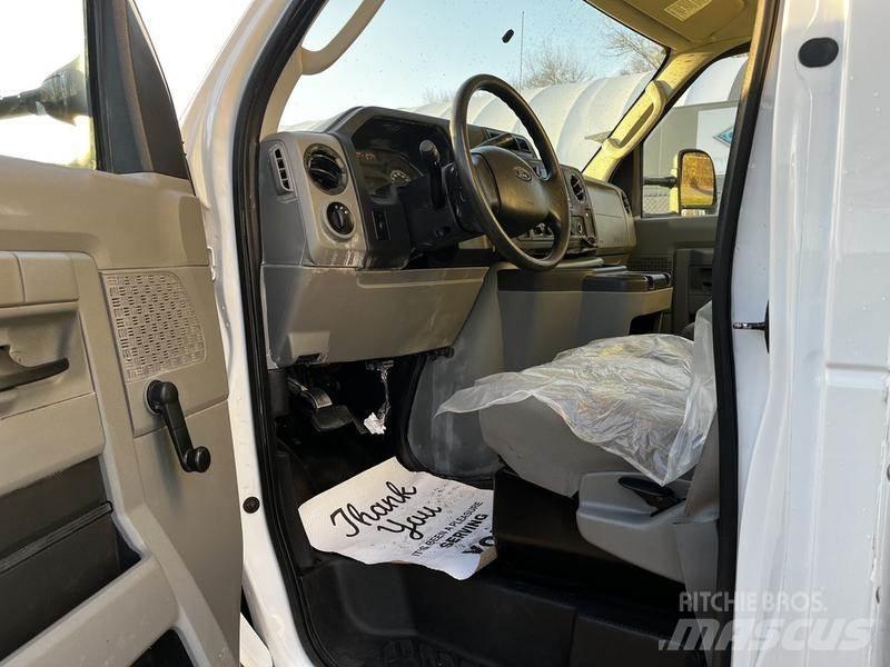 Ford Econoline Busy / Vany