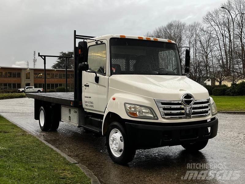 Hino 155 Ciężarówki typu Platforma / Skrzynia