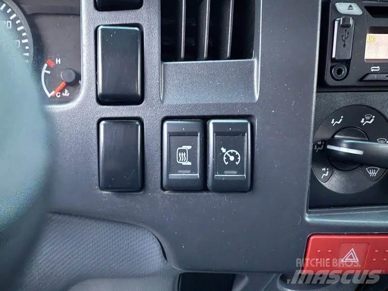 Isuzu NPR Ciężarówki typu Platforma / Skrzynia