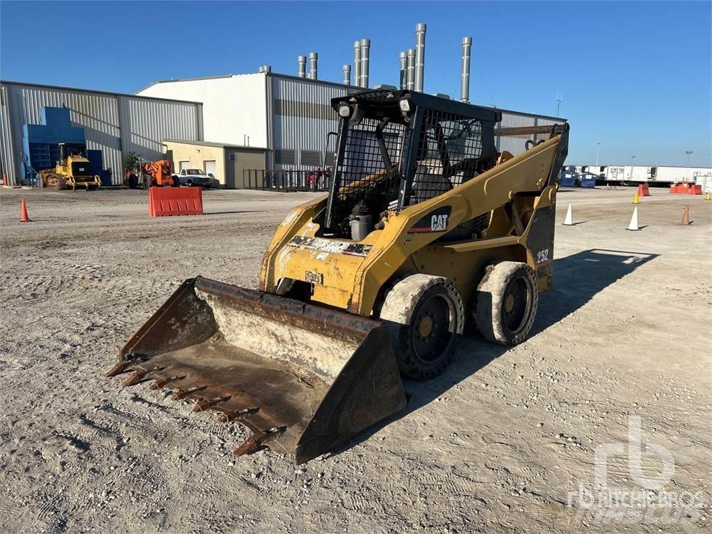 CAT 252 Ładowarki burtowe