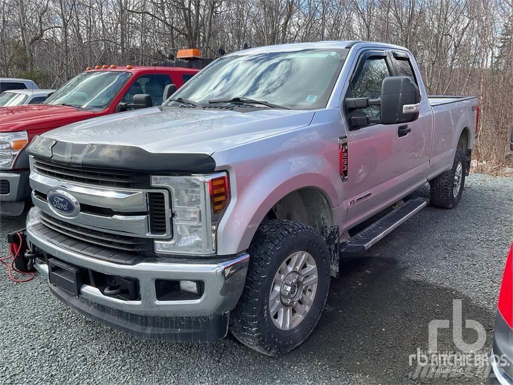 Ford F-250 Pick-upy / Pojazdy z otwieranymi burtami