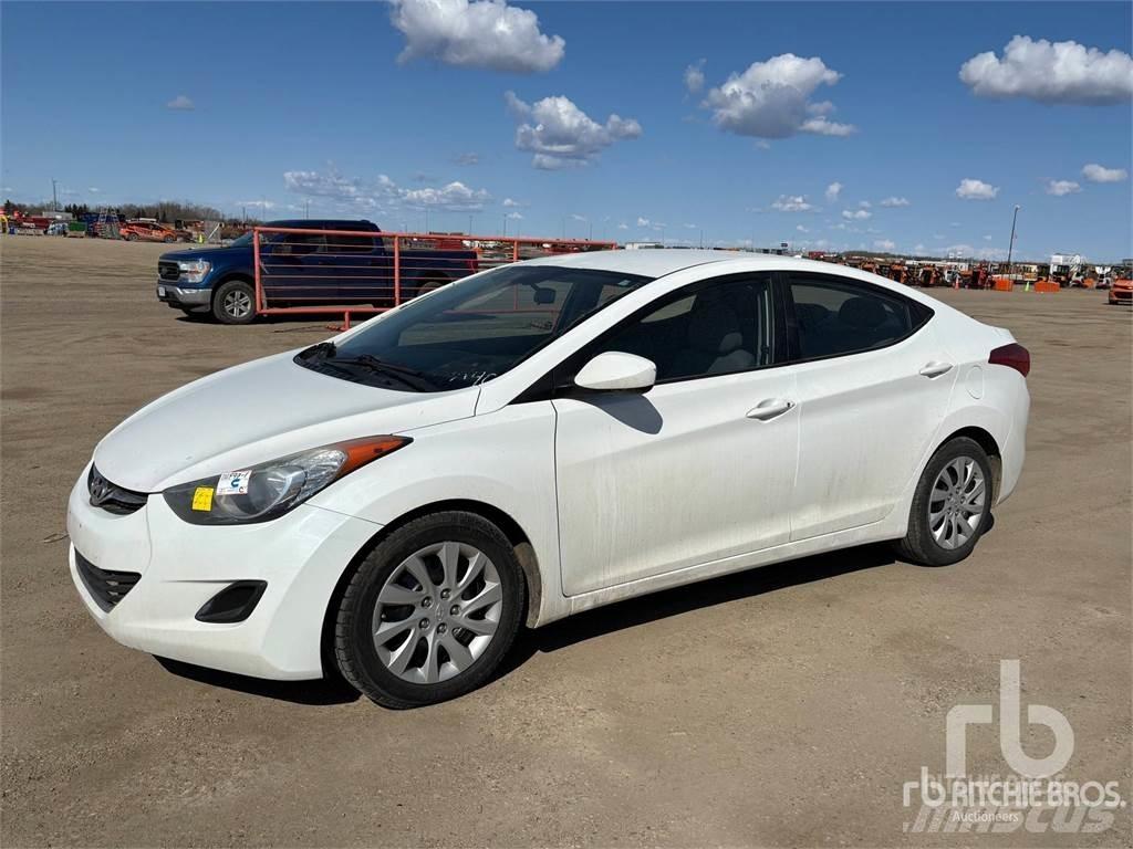 Hyundai ELANTRA Samochody osobowe