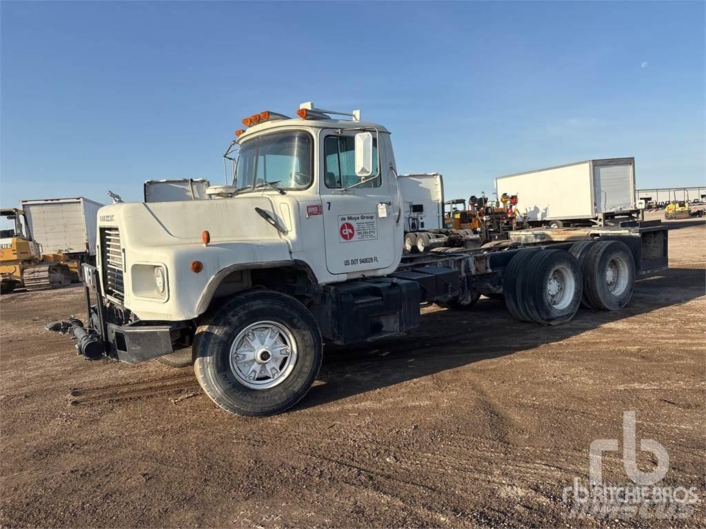Mack DM690S Pojazdy pod zabudowę