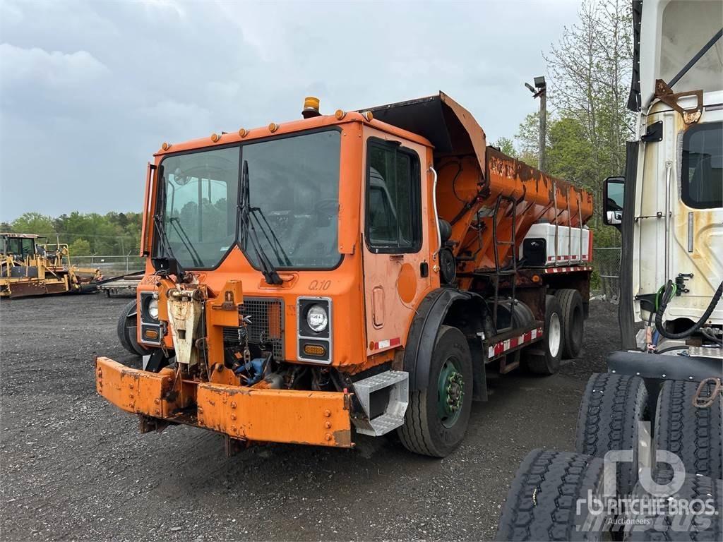 Mack MR688S Piaskarki i solarki
