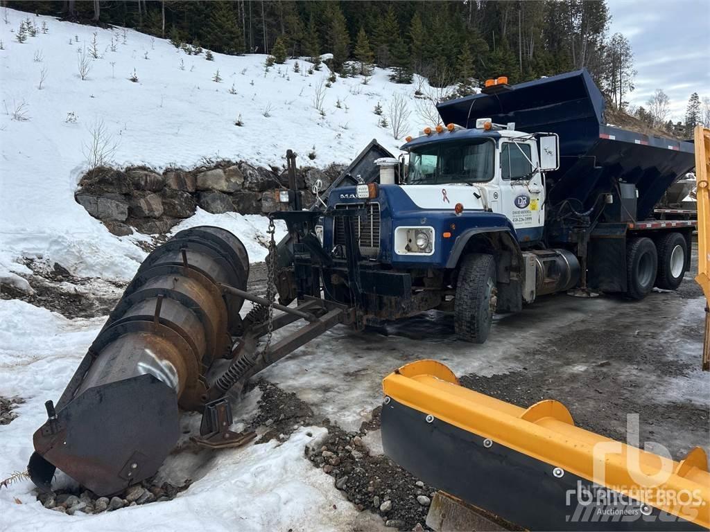 Mack RB688S Lemiesze i pługi śnieżne