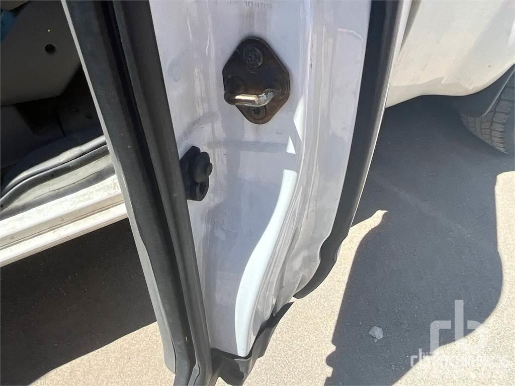 Nissan FRONTIER Pick-upy / Pojazdy z otwieranymi burtami