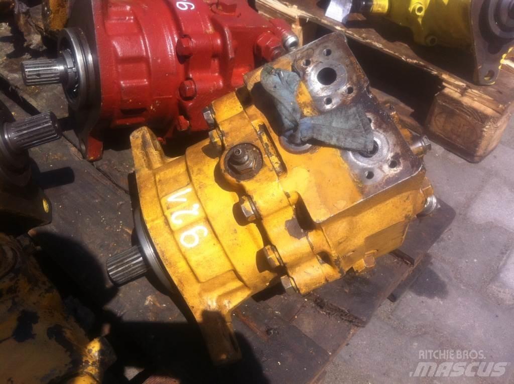 Komatsu E215... Silniki
