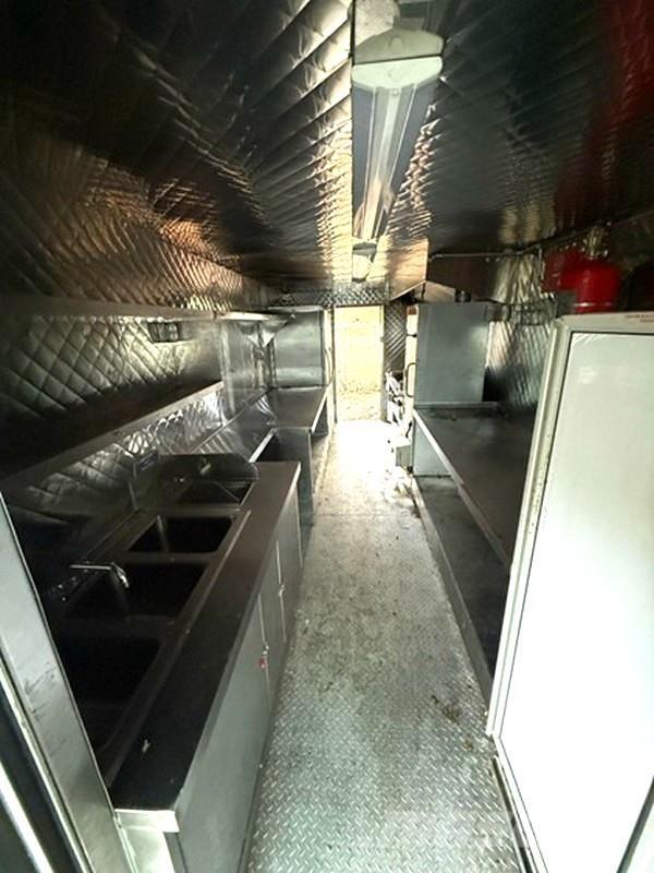 Ford E-350 Samochody ciężarowe ze skrzynią zamkniętą