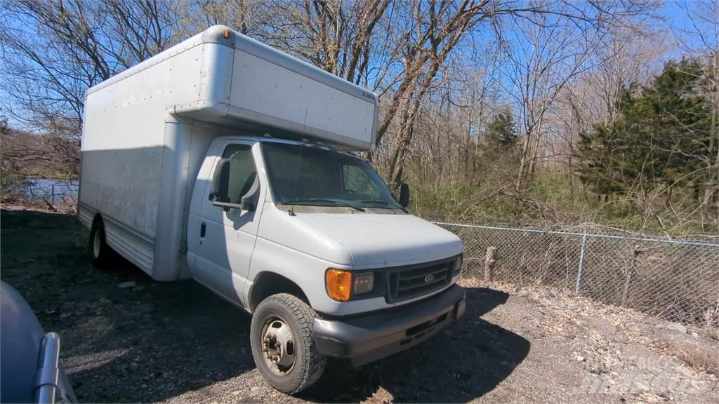 Ford E450 Samochody ciężarowe ze skrzynią zamkniętą