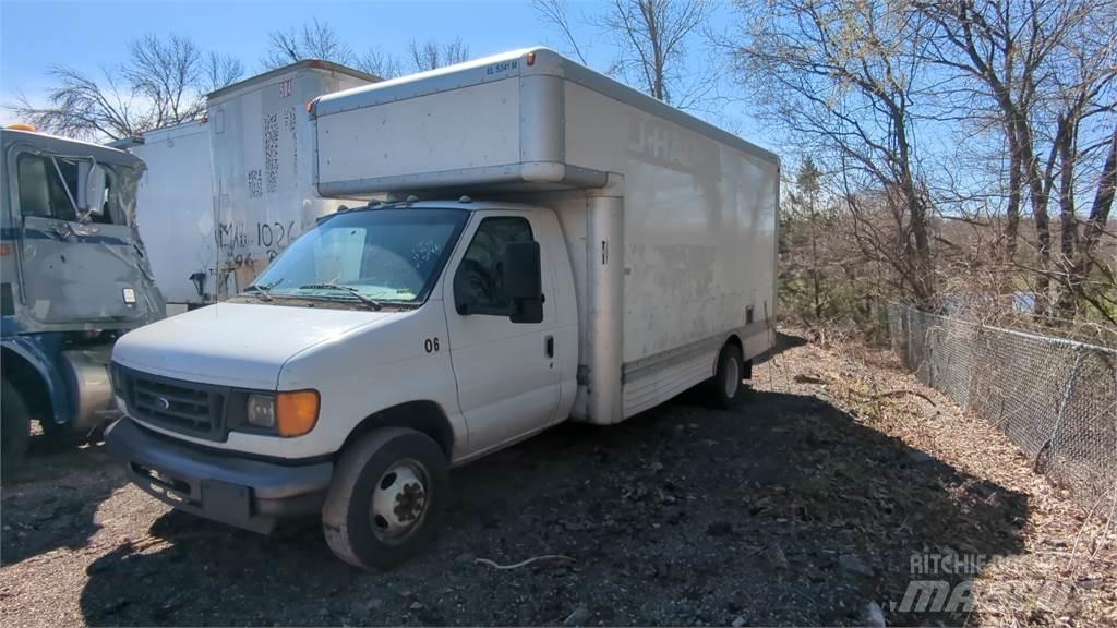 Ford E450 Samochody ciężarowe ze skrzynią zamkniętą