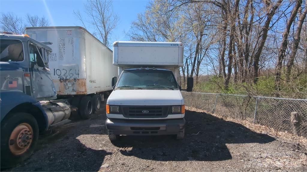 Ford E450 Samochody ciężarowe ze skrzynią zamkniętą