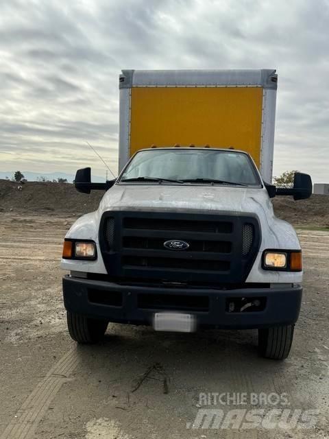 Ford F750 Samochody ciężarowe ze skrzynią zamkniętą
