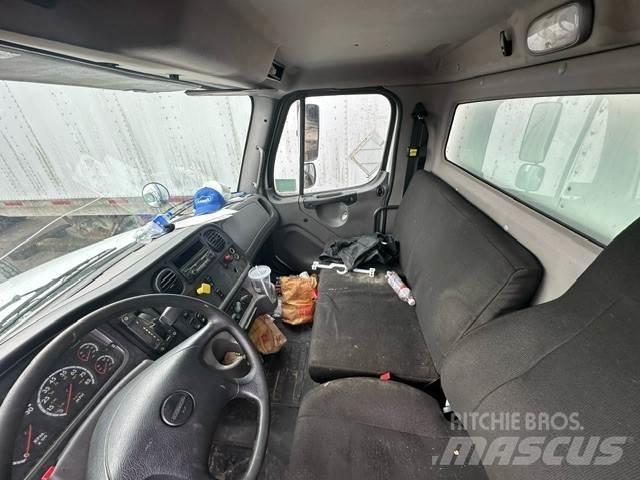 Freightliner M2 Samochody ciężarowe ze skrzynią zamkniętą