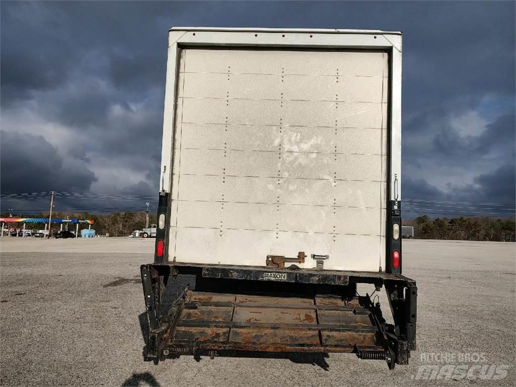 Freightliner M2 Samochody ciężarowe ze skrzynią zamkniętą
