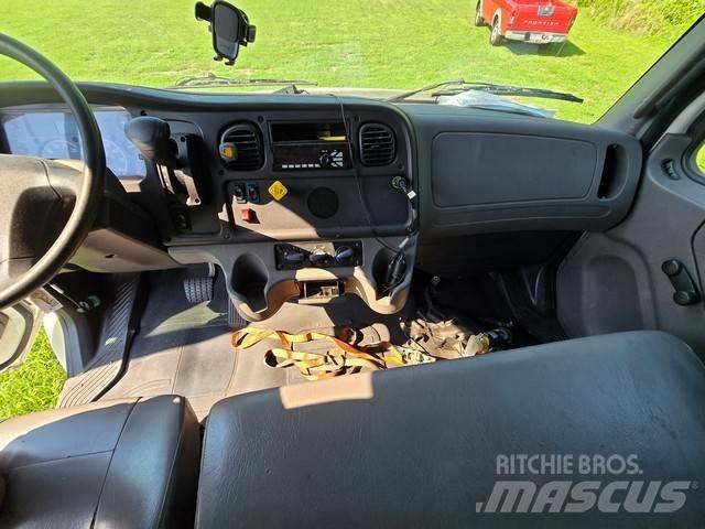 Freightliner M2 Samochody ciężarowe ze skrzynią zamkniętą
