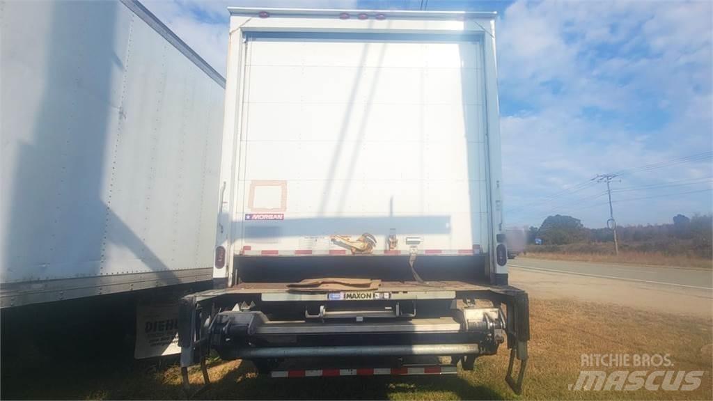 Freightliner M2 Samochody ciężarowe ze skrzynią zamkniętą
