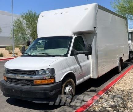 GMC Savana 4500 Samochody ciężarowe ze skrzynią zamkniętą