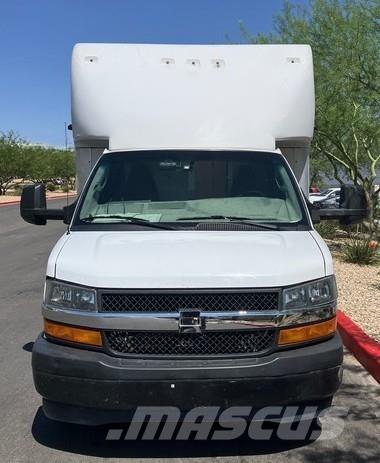 GMC Savana 4500 Samochody ciężarowe ze skrzynią zamkniętą