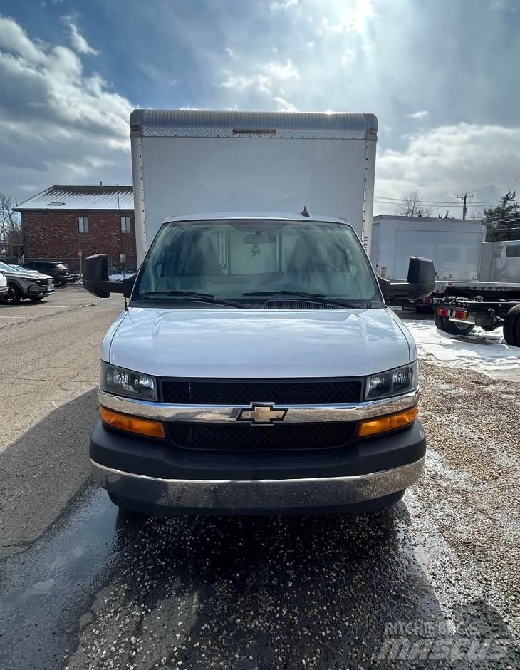 Chevrolet 3500 Samochody ciężarowe ze skrzynią zamkniętą