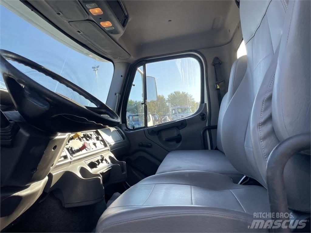 Freightliner 114SD Inne