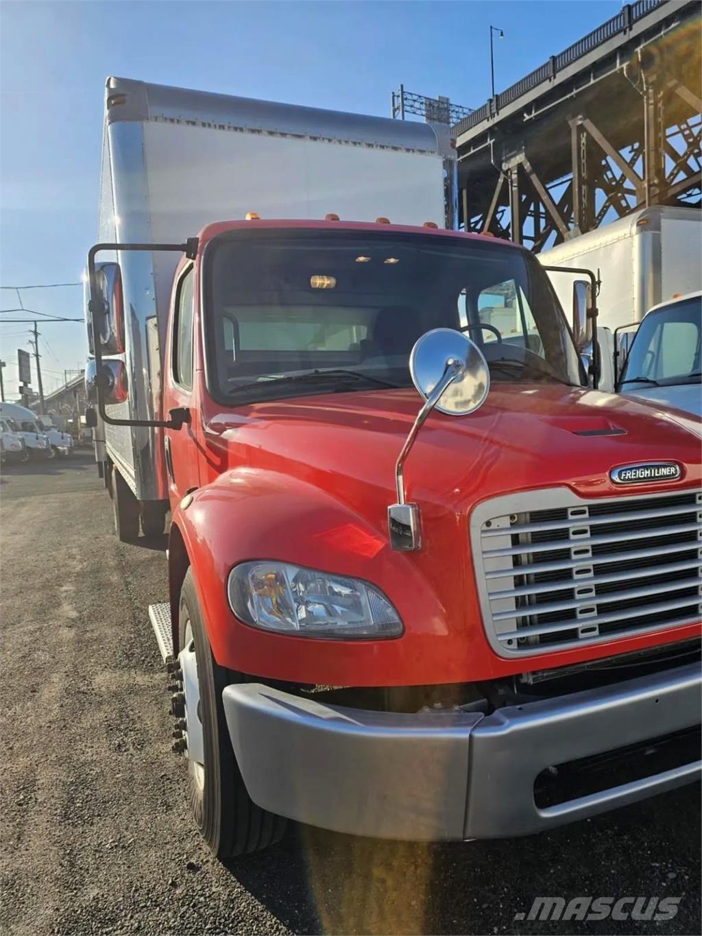 Freightliner M2 Samochody ciężarowe ze skrzynią zamkniętą