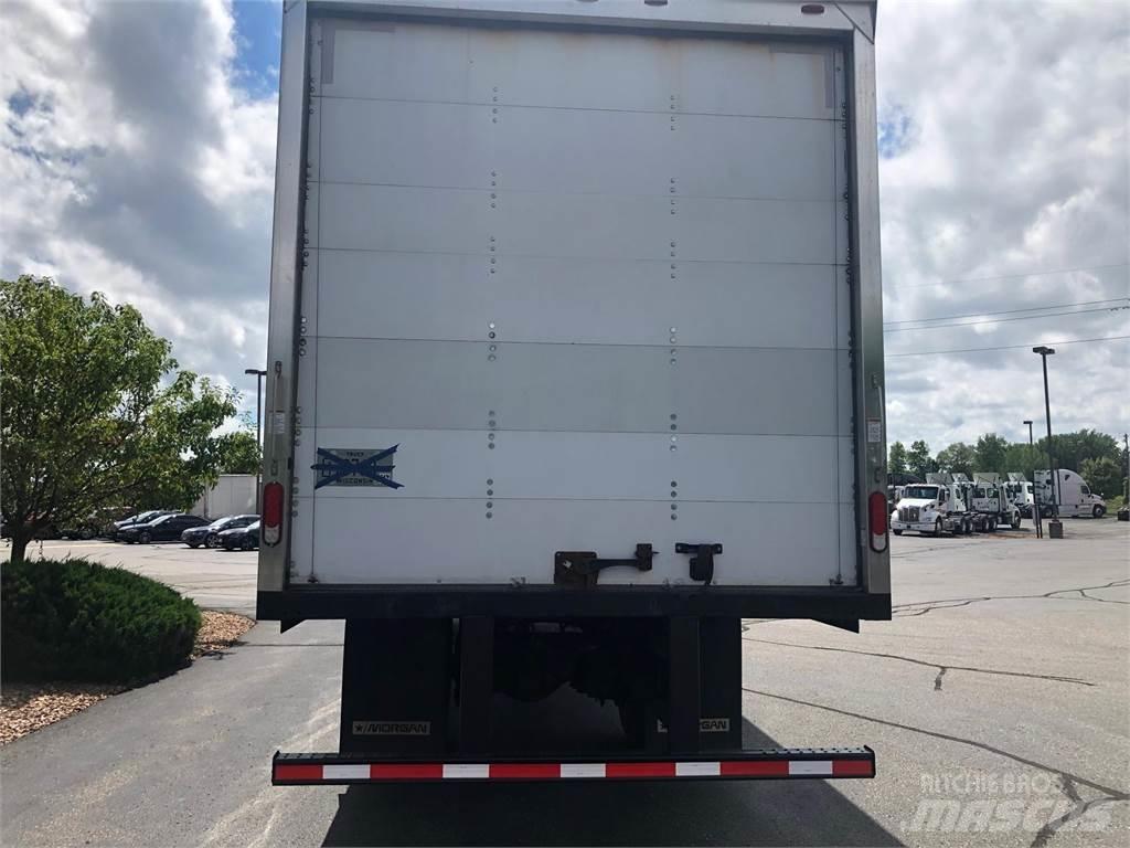 Freightliner M2 106 Samochody ciężarowe ze skrzynią zamkniętą
