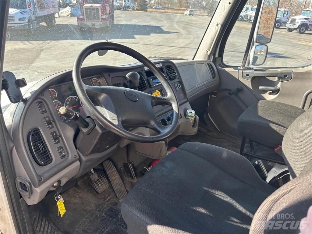 Freightliner M2 106 Samochody ciężarowe ze skrzynią zamkniętą