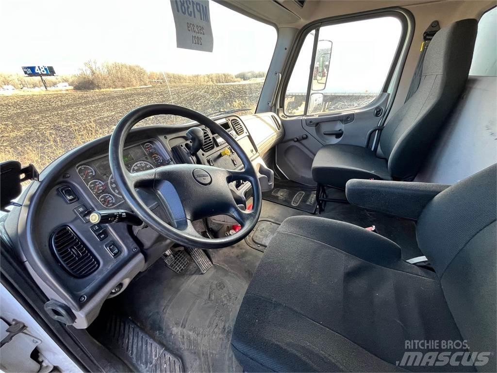 Freightliner M2 106 Samochody ciężarowe ze skrzynią zamkniętą