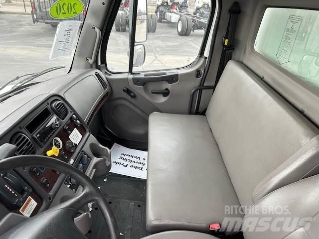 Freightliner M2106 Samochody ciężarowe ze skrzynią zamkniętą