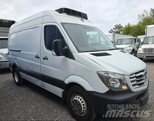 Freightliner sprinter Samochody ciężarowe ze skrzynią zamkniętą