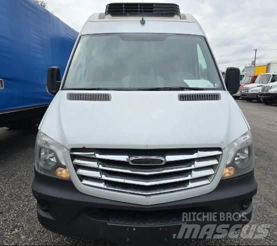 Freightliner sprinter Samochody ciężarowe ze skrzynią zamkniętą