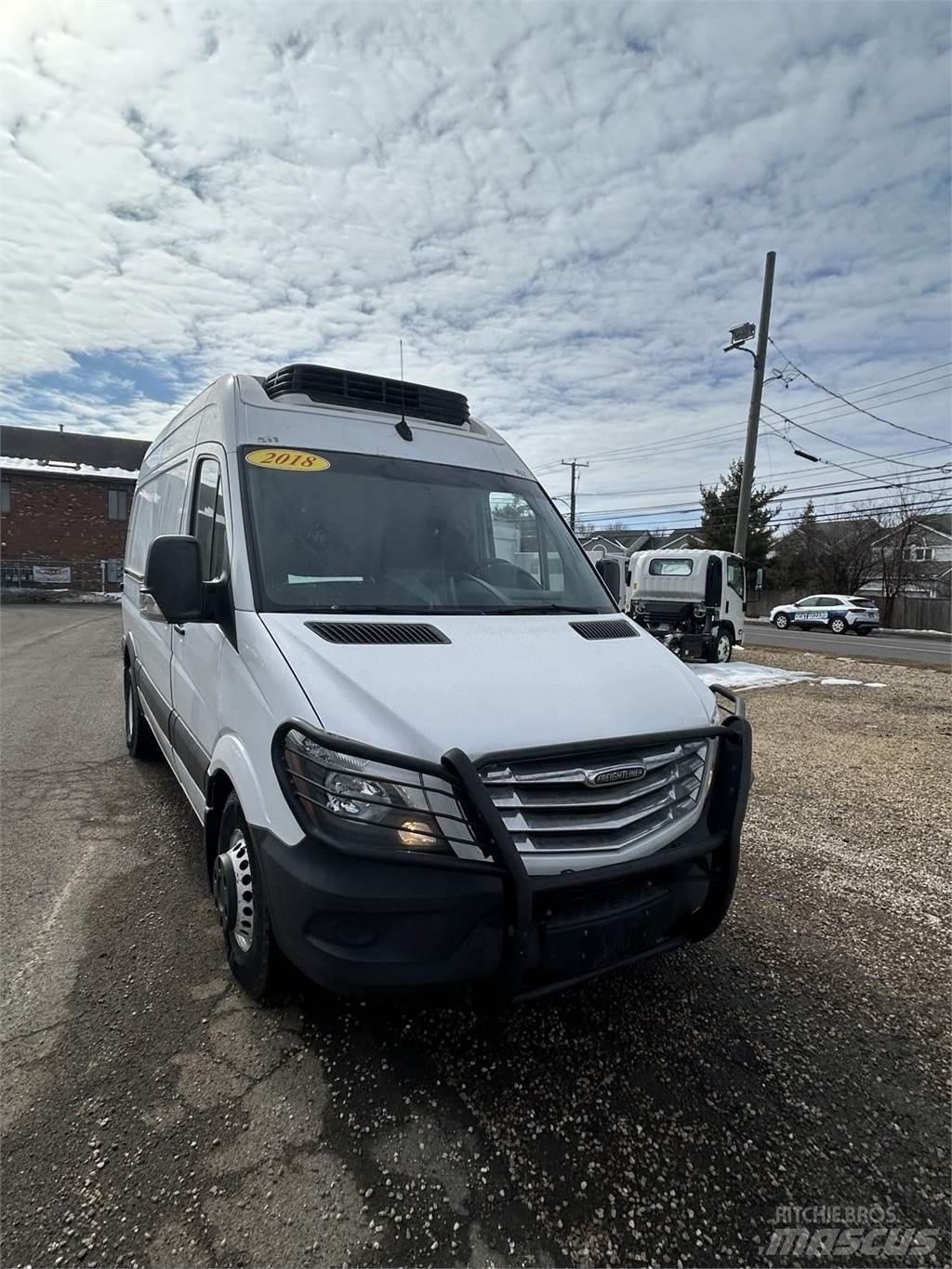 Freightliner sprinter Samochody ciężarowe ze skrzynią zamkniętą