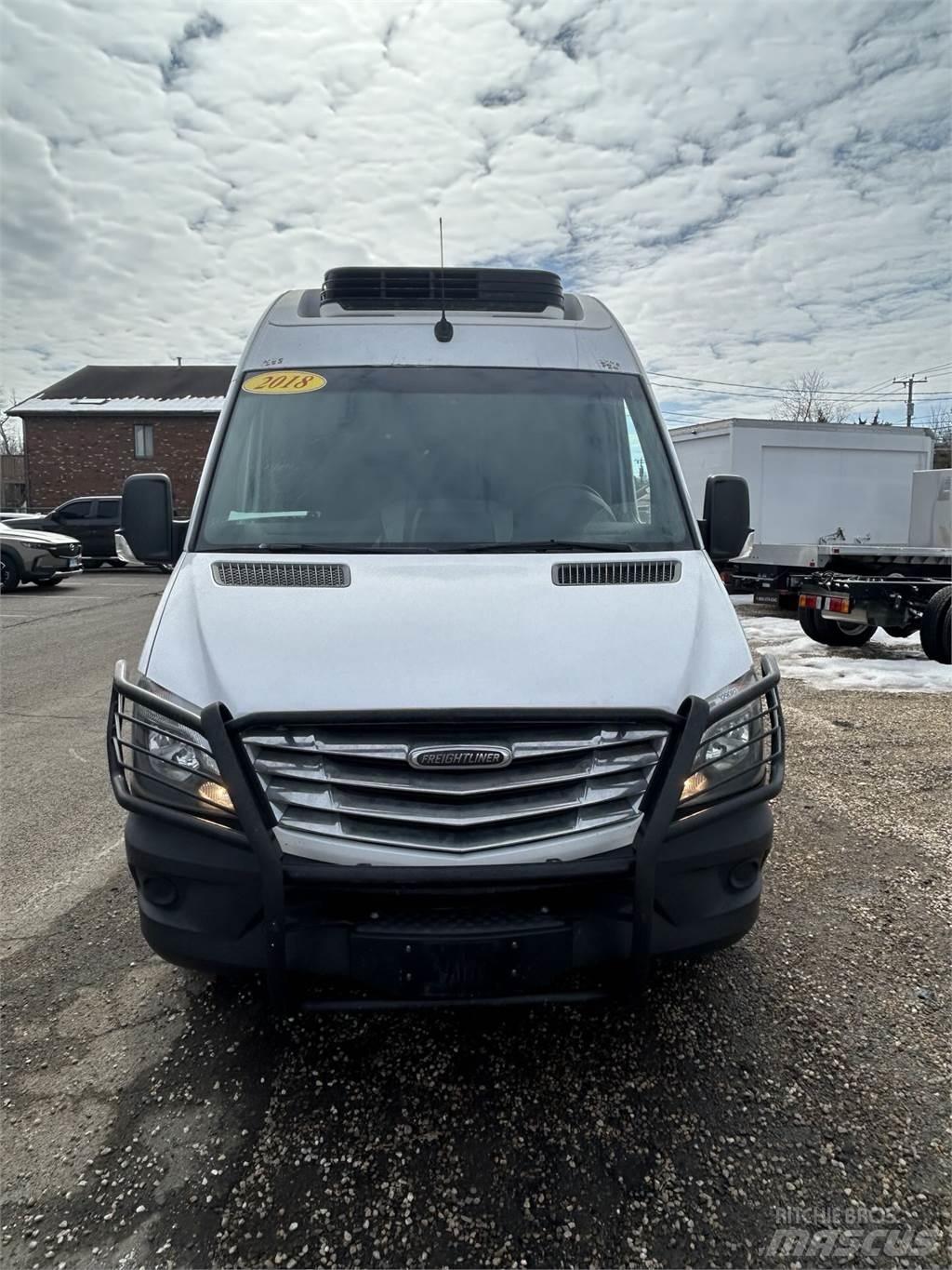 Freightliner sprinter Samochody ciężarowe ze skrzynią zamkniętą