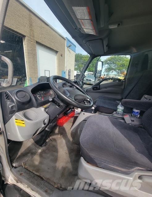 Hino 195 Samochody ciężarowe ze skrzynią zamkniętą