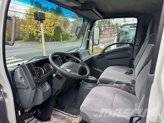 Isuzu NQR Samochody ciężarowe ze skrzynią zamkniętą