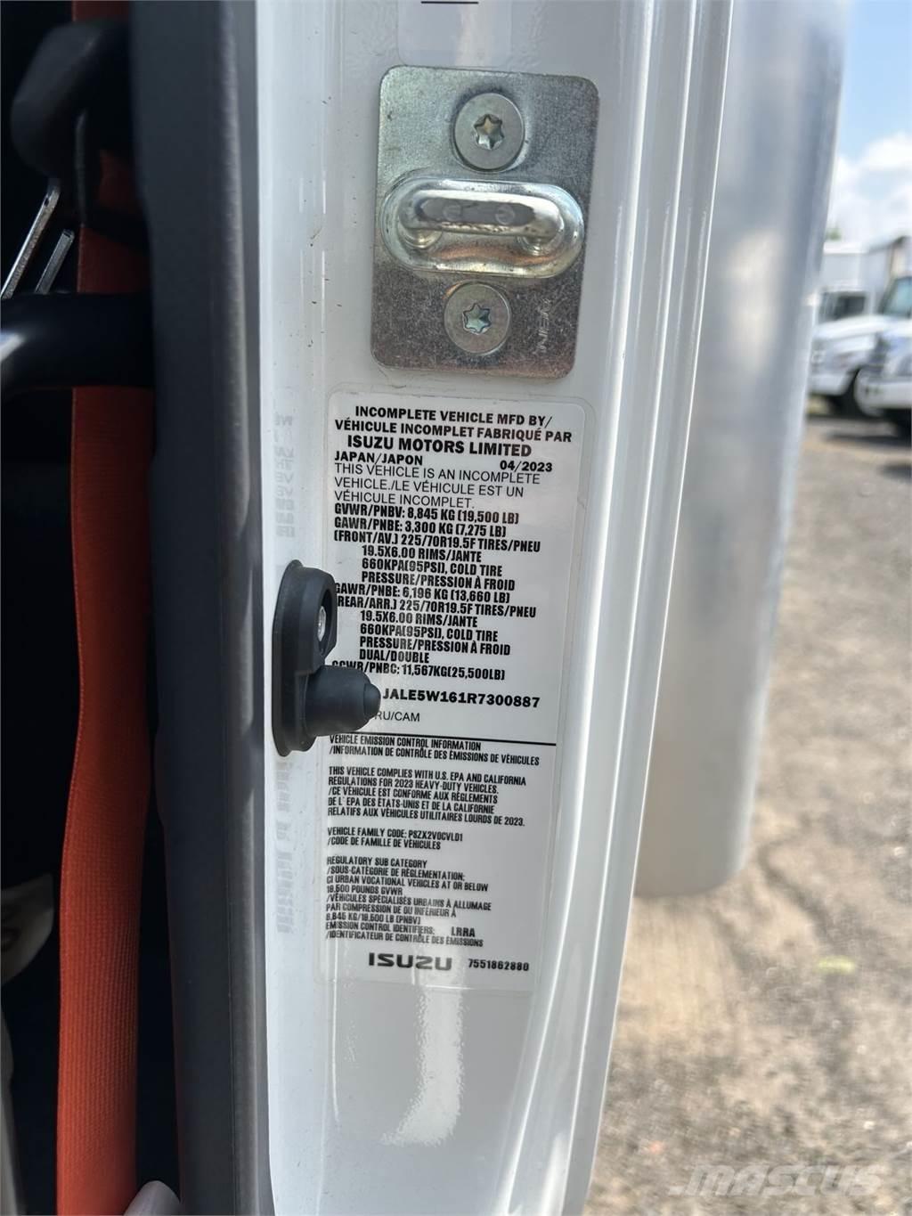 Isuzu NRR Samochody ciężarowe ze skrzynią zamkniętą