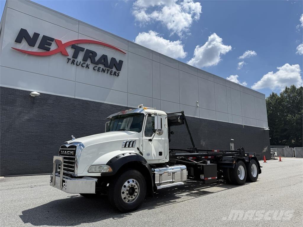 Mack GR64B Inne