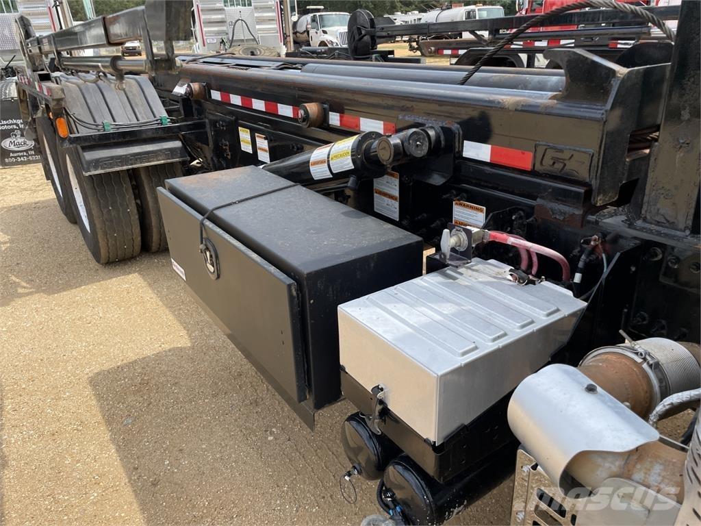 Mack GR64B Inne
