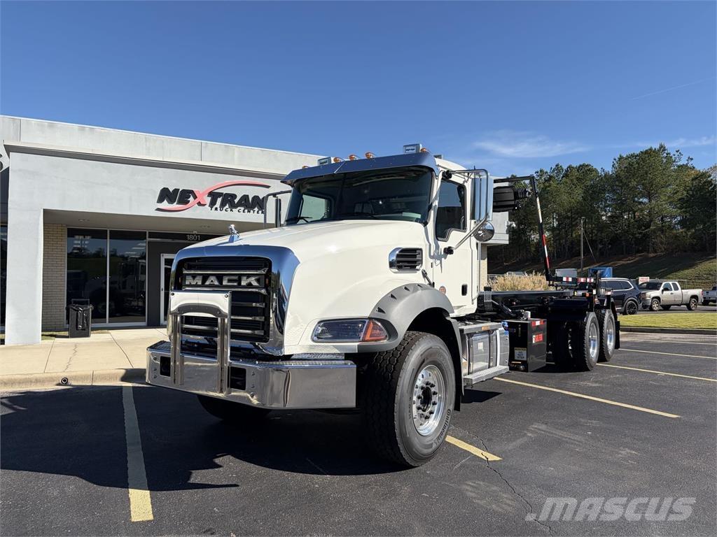 Mack GR64B Inne