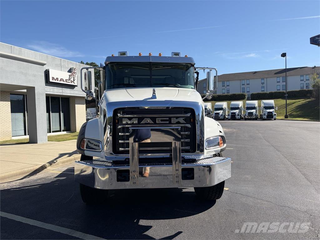 Mack GR64B Inne
