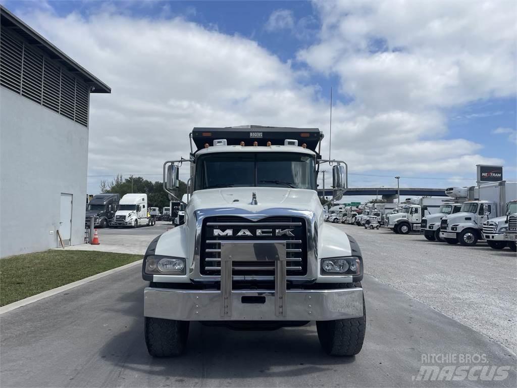 Mack GR64F Wywrotki