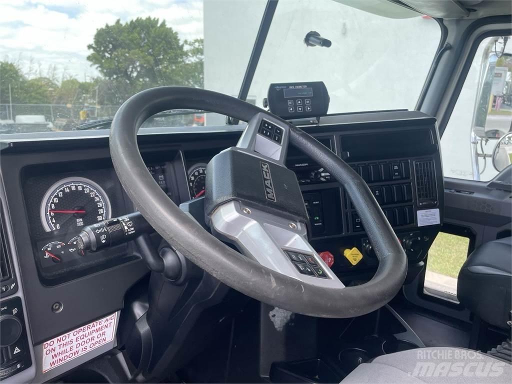 Mack GR64F Wywrotki