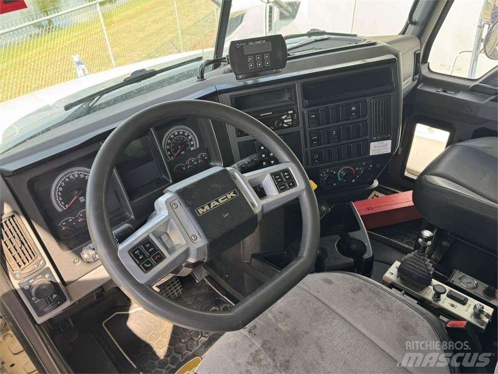 Mack GR64F Wywrotki