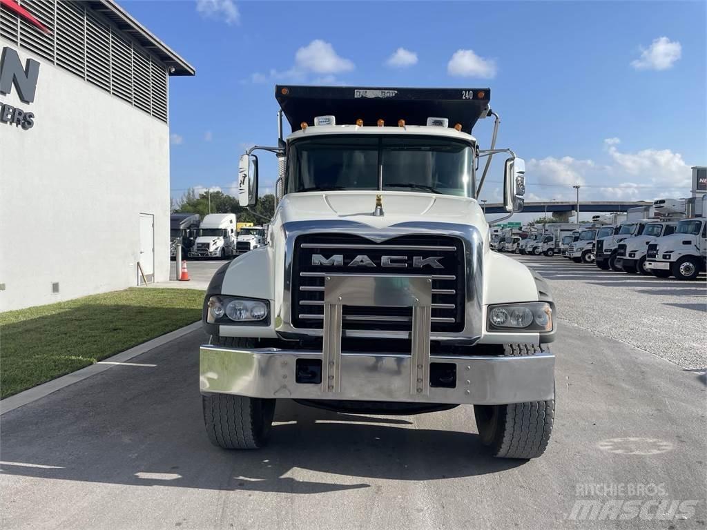 Mack GR64F Wywrotki