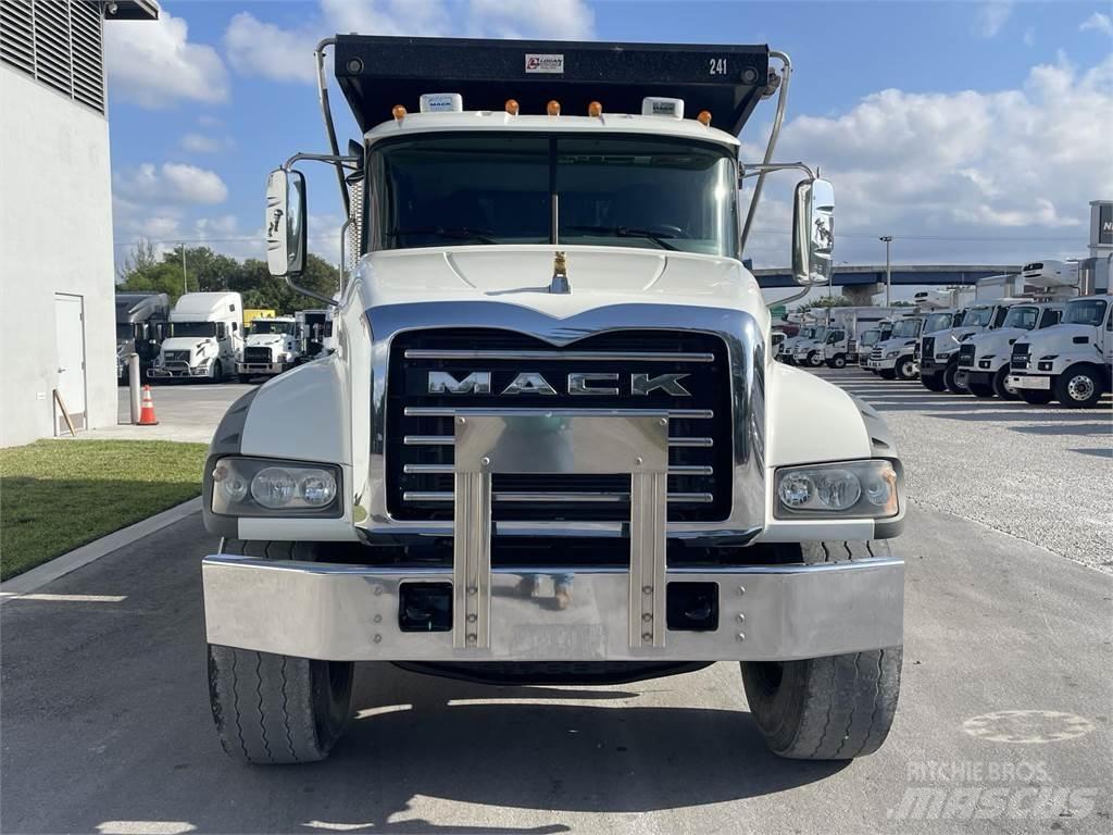 Mack GR64F Wywrotki