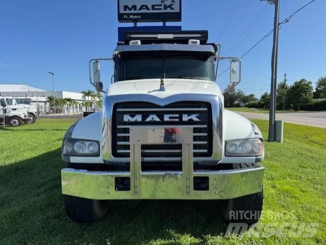 Mack GU713 Ciągniki siodłowe
