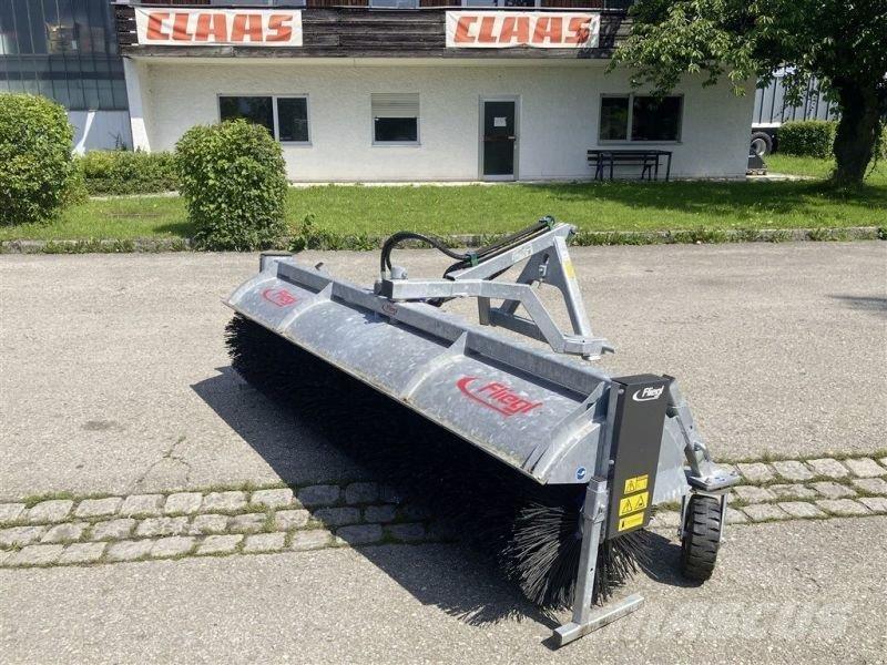 Fliegl TYP 700 Zamiatarki - Zgarniarki - Odśnieżarki