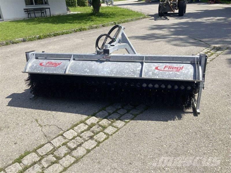 Fliegl TYP 700 Zamiatarki - Zgarniarki - Odśnieżarki